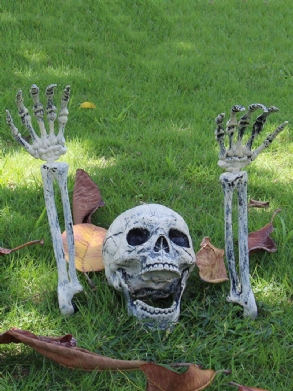 1 Pc Halloween Kísértetjárta Koponya Ház Valósághű Csontok Fej És Kezek Temetői Jelenet Cosplay Barkácsolás Horror Party Dekorációk